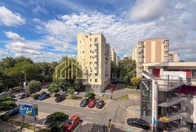 Apartament cu 3 camere semidecomandat, mobilat în Tei