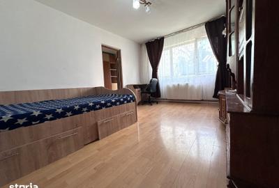 Apartament cu 3 camere nedecomandat în Micro 6