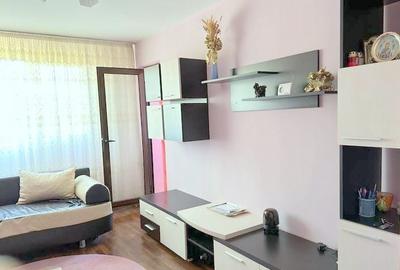 Apartament cu 3 camere semidecomandat, mobilat în Micro 38 - 2