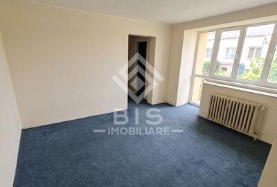 Apartament cu 3 camere semidecomandat în Decebal