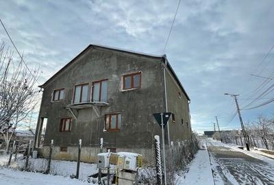 Casă cu 4 camere cu Teren 320 Mp în Central - 1