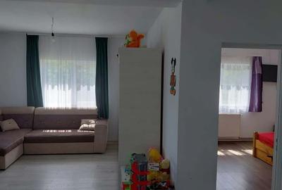 Casă cu 4 camere în Brebu