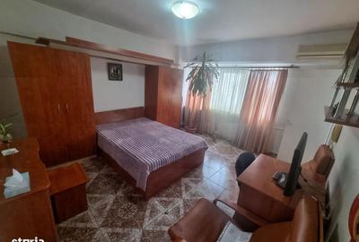 Garsonieră decomandată în Casa de Cultură