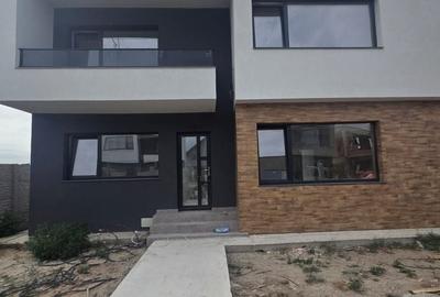 Casă cu 4 camere în Preajba