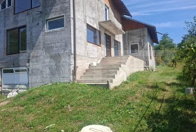 Casă cu Teren 1832 Mp în Glod