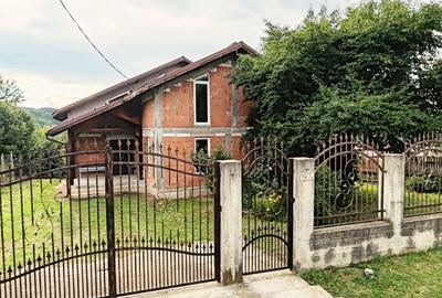 Casă cu 4 camere cu Teren 2446 Mp în Voinești