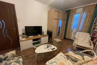 Apartament cu 3 camere semidecomandat în Craiovița Nouă