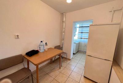 Apartament cu 3 camere decomandat în Sărari
