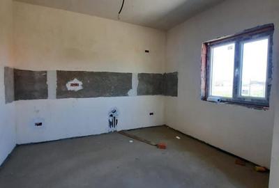 Casă cu 4 camere cu Teren 400 Mp în Săbăreni