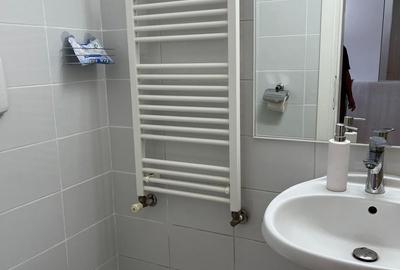 Apartament cu 3 camere semidecomandat în Aviatorilor