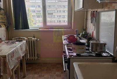 Apartament cu 3 camere semidecomandat în Militari