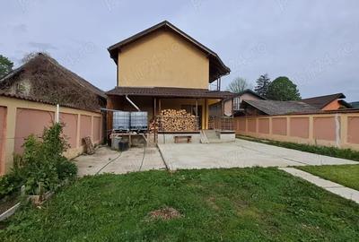 Casă cu 4 camere cu Teren 1478 Mp în Pucioasa - 2