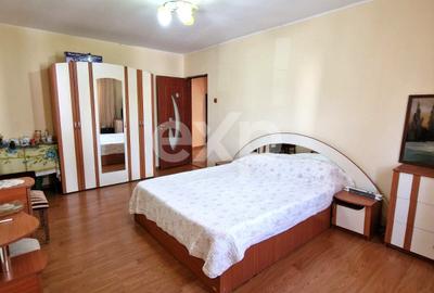 Apartament cu 3 camere semidecomandat, mobilat în Micro 12
