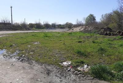 Teren de 9000 mp, în Est