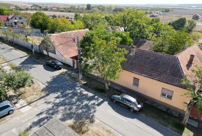 Casă individuală cu 3 camere cu Canalizare în Central