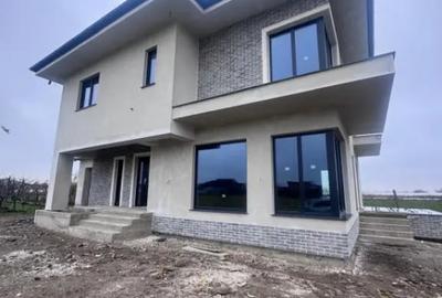 Casă cu 5 camere cu Teren 500 Mp în Central