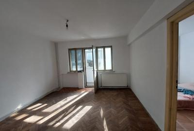 Apartament cu 3 camere nedecomandat în Energiei
