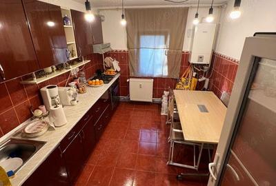Apartament cu 3 camere decomandat, mobilat în Mircea cel Bătrân