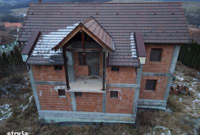 Casă cu 4 camere cu Teren 2743 Mp în Chirpăr - 2