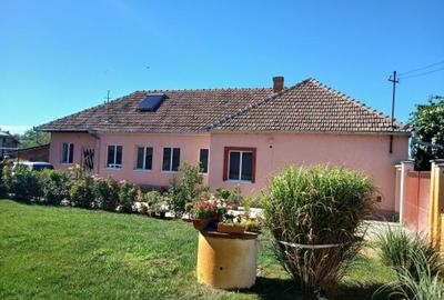 Casă cu 4 camere în Vărșand