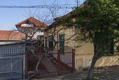 Casă cu 4 camere în 1 Decembrie
