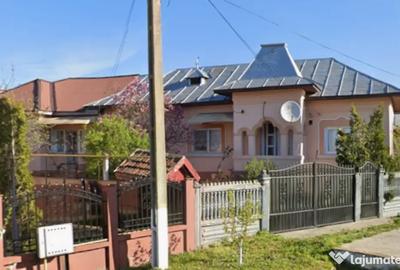 Casă cu 4 camere în Brădești