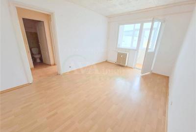 Apartament cu 3 camere semidecomandat în Milcov