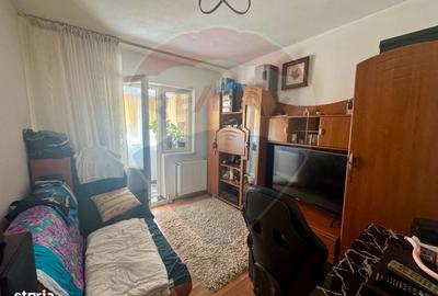 Apartament cu 4 camere decomandat în Craiovița Nouă