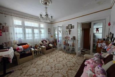 Apartament cu 4 camere decomandat, mobilat în Pache Protopopescu
