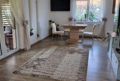 Casă cu 3 camere decomandat în Vetiș