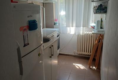 Apartament cu 2 camere semidecomandat în Craiovița Nouă