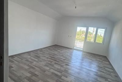 Casă cu 4 camere în Lumina