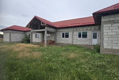 Casă cu 4 camere în Boboc