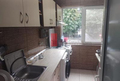 Apartament cu 3 camere semidecomandat, mobilat în Alexandru Obregia