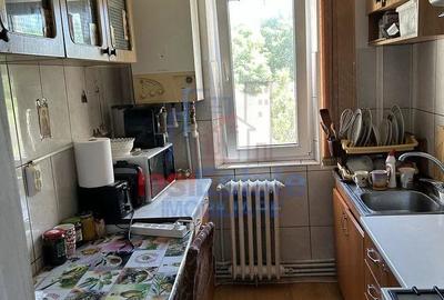 Apartament cu 3 camere semidecomandat în Filiași