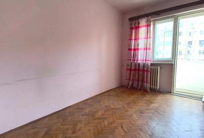 Apartament cu 4 camere semidecomandat în Piața Centrală