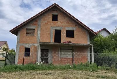 Casă cu 4 camere în Măgura