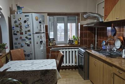 Apartament cu 3 camere decomandat în Central