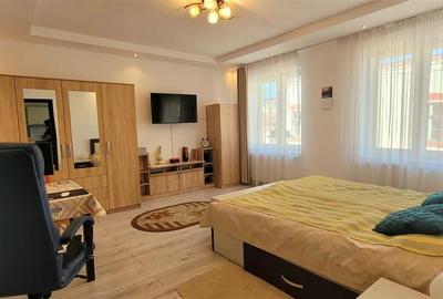 Apartament cu 3 camere decomandat, mobilat în Central