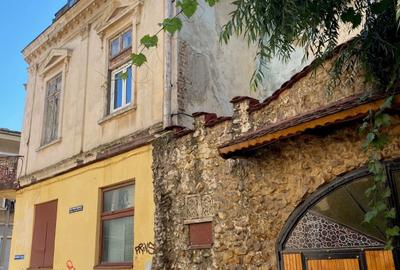 Casă individuală cu 9 camere cu Canalizare în P-ța Unirii