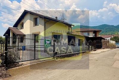Casă individuală cu 4 camere cu Canalizare în Vest