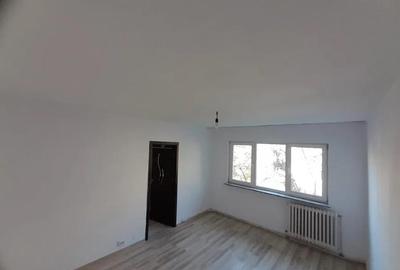 Apartament cu 3 camere semidecomandat în Mircea cel Bătrân