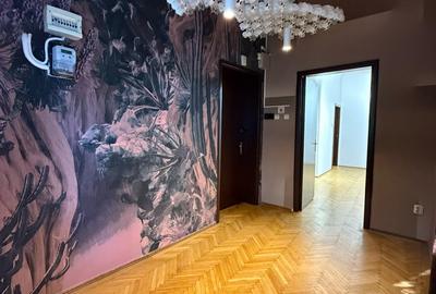 Apartament cu 4 camere semidecomandat în Primăverii