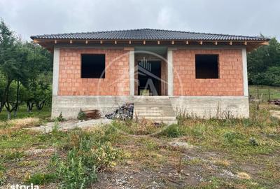 Casă cu 4 camere decomandat cu Teren 2776 Mp în Vadu Crișului