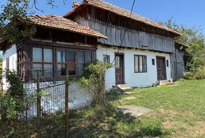 Casă cu 4 camere în Hârtiești