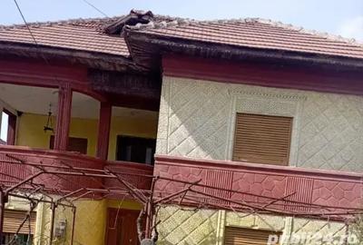 Casă cu 6 camere cu Teren 3000 Mp în Tismana