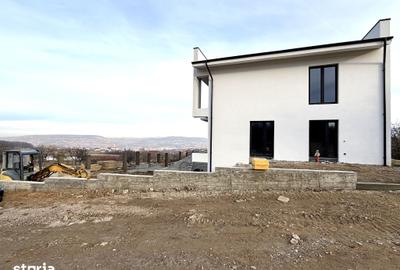 Casă cu 5 camere cu Teren 250 Mp în Central