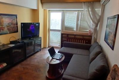 Apartament cu 3 camere semidecomandat, mobilat în P-ța Victoriei