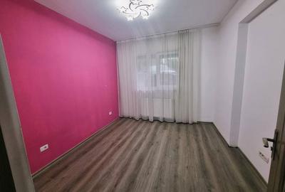 Apartament cu 3 camere decomandat în Roșu
