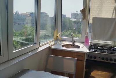 Apartament cu 4 camere semidecomandat, mobilat în Băneasa